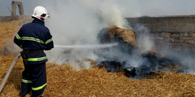 На Николаевщине сгорела машина и 4 тонны соломы (ФОТО)