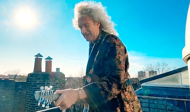 Гитарист группы Queen сыграл на крыше своего дома в поддержку благотворительного проекта (ФОТО, ВИДЕО)