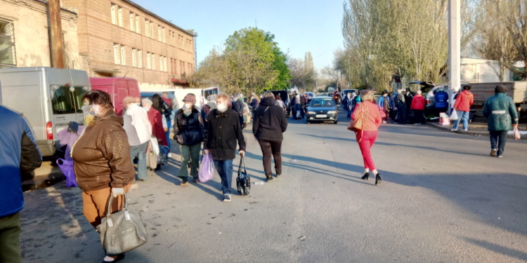 В Николаеве, несмотря на запрет, на площади у старого ж/д вокзала процветает стихийная торговля (ФОТО)