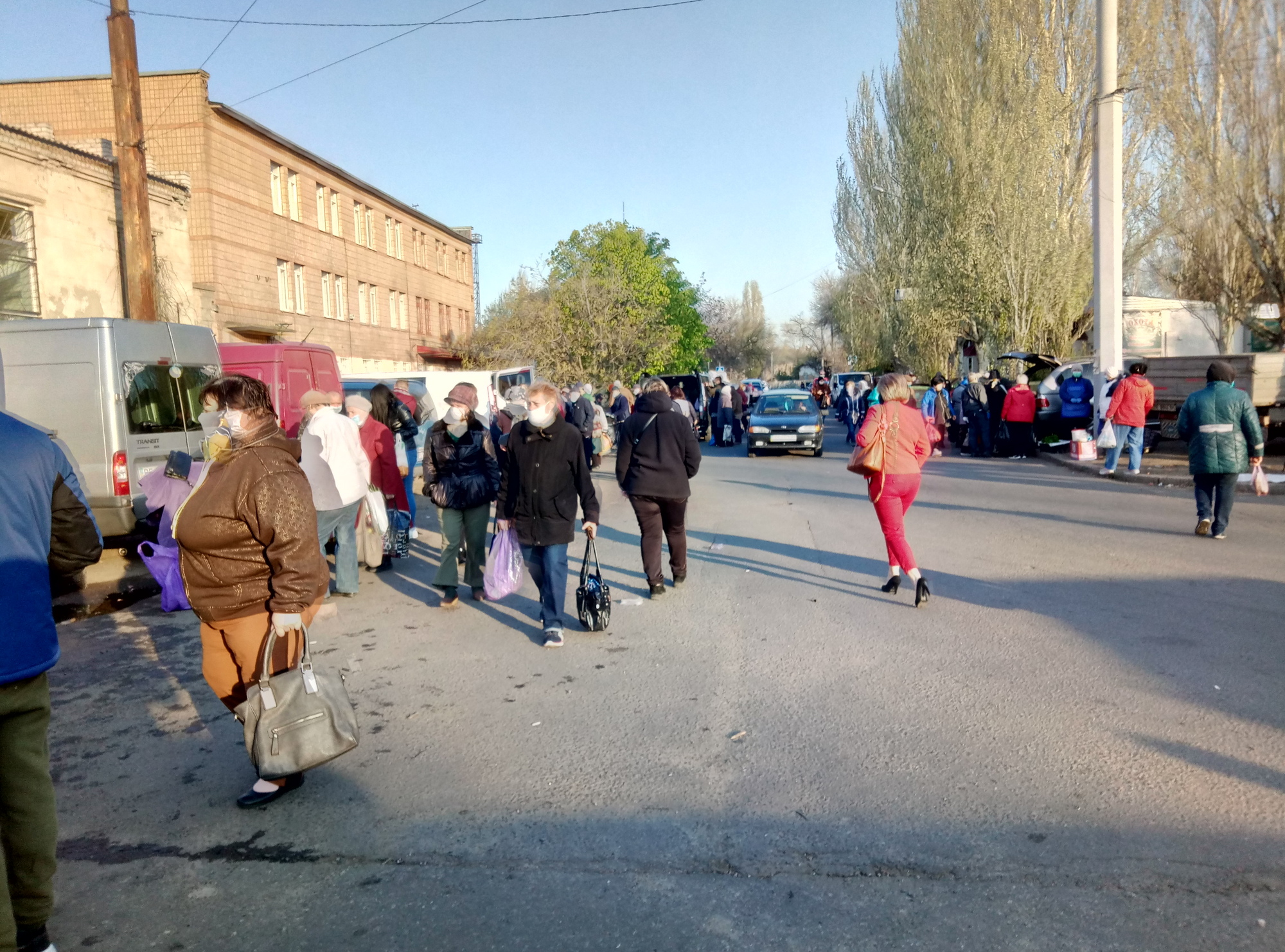 В Николаеве, несмотря на запрет, на площади у старого ж/д вокзала процветает стихийная торговля (ФОТО)