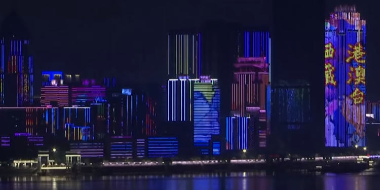 В Ухане устроили праздник по случаю окончания карантина (ВИДЕО)