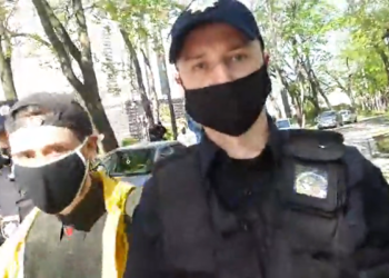 Полиция напала на журналиста, который стримил митинг возле Кабмина, и сломала технику (ВИДЕО)