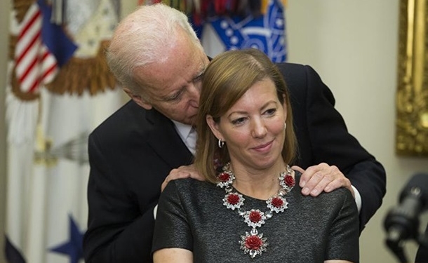 Байдена обвинили в сексуальных домогательствах