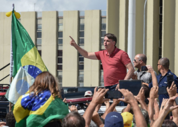 Президент Бразилии вышел на митинг против карантина