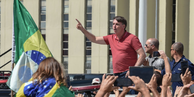 Президент Бразилии вышел на митинг против карантина
