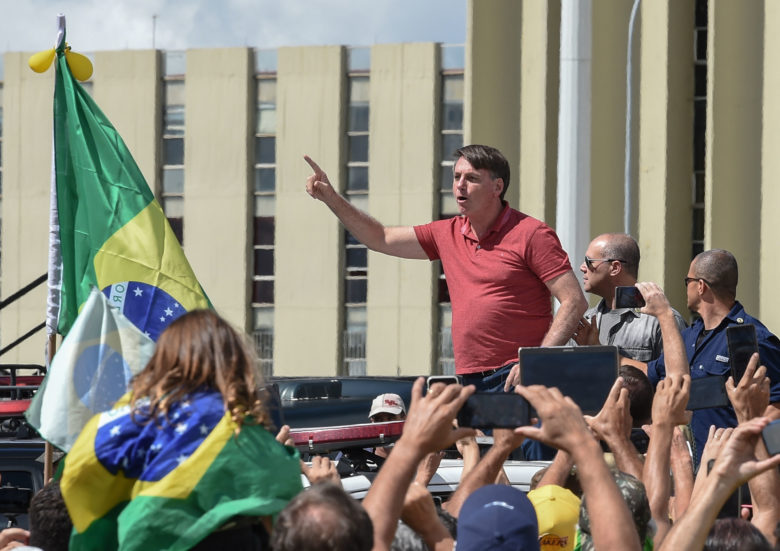 Президент Бразилии вышел на митинг против карантина 1