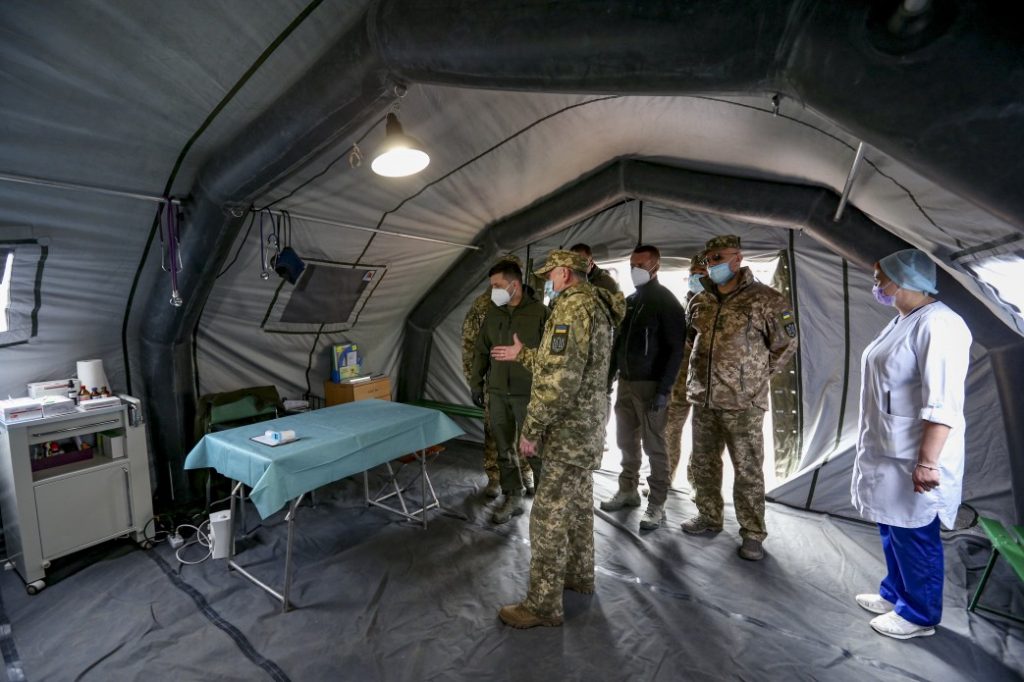 Зеленский проверил, как оказывают медпомощь военным на Донбассе (ВИДЕО, ФОТО) 5