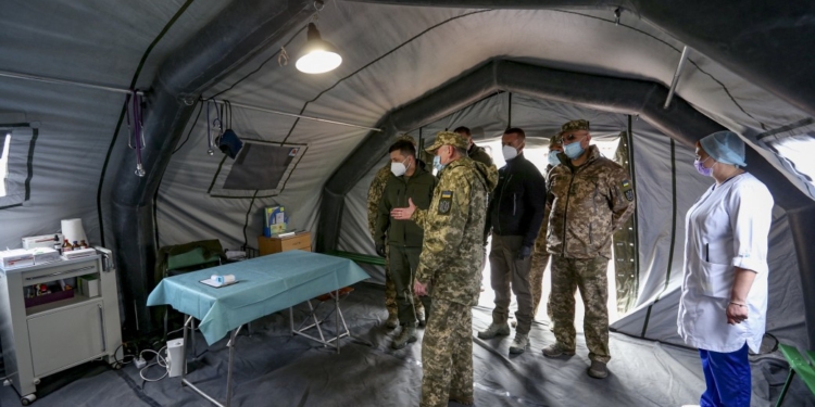 Зеленский проверил, как оказывают медпомощь военным на Донбассе (ВИДЕО, ФОТО)