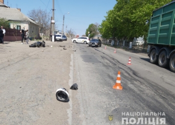 На Николаевщине пожилой водитель сбил парочку на мотоцикле (ФОТО)