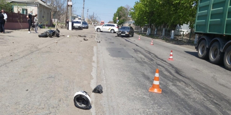 На Николаевщине пожилой водитель сбил парочку на мотоцикле (ФОТО)