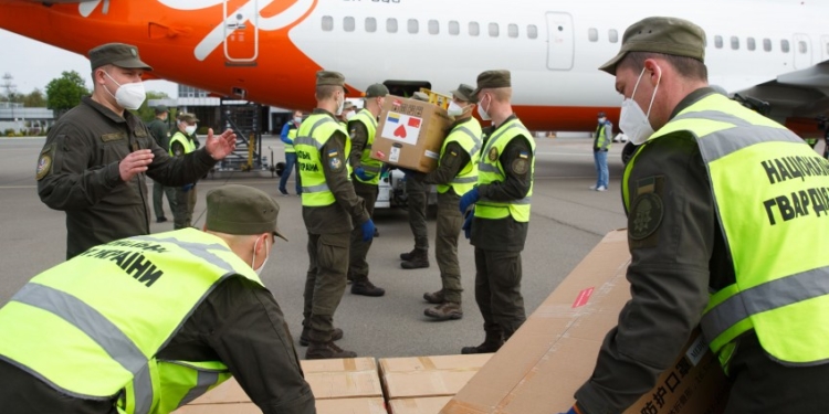 В Украину прибыл самолет из Китая со средствами индивидуальной защиты для врачей (ФОТО)