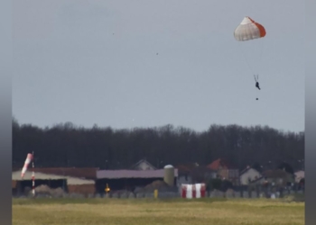 Во Франции мужчине подарили полет на истребителе. От волнения он катапультировался на скорости 500 км/ч