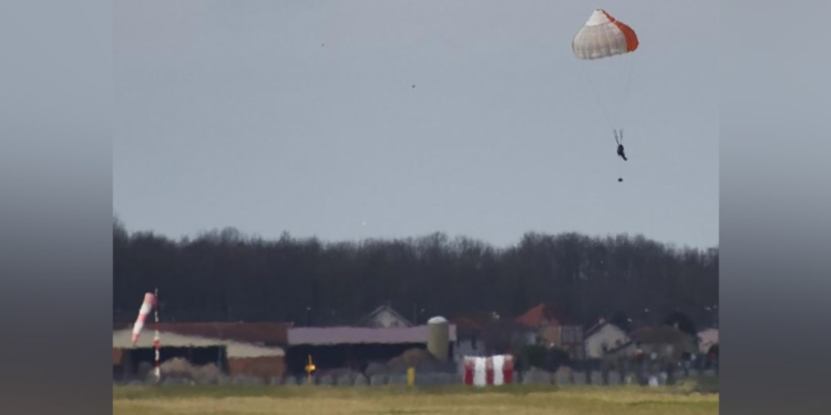 Во Франции мужчине подарили полет на истребителе. От волнения он катапультировался на скорости 500 км/ч