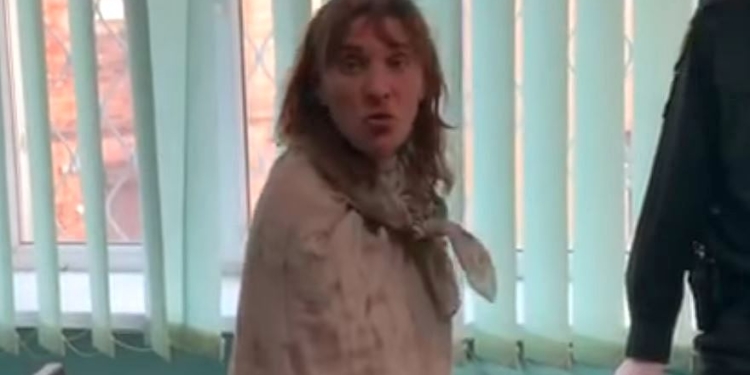 Женщина, которая ходила с отрезанной головой дочери, устроила скандал в суде (ВИДЕО)