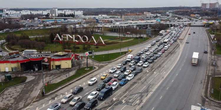 Режим спецпропусков в Москве создал километровые пробки и очереди в метро (ФОТО, ВИДЕО)