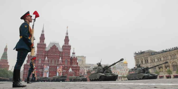 После репетиции парада в Москве тысячи военнослужащих отправлены на карантин