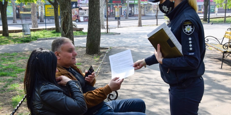 Полицейским приходится напоминать гуляющим николаевцам об опасностях, которые несет коронавирус (ФОТО, ВИДЕО)