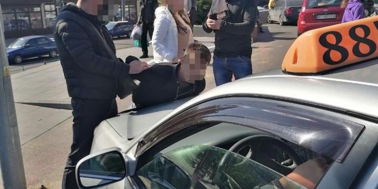 В Николаеве задержали афериста, вымогавшего деньги “за освобождение родственника” (ФОТО, ВИДЕО)