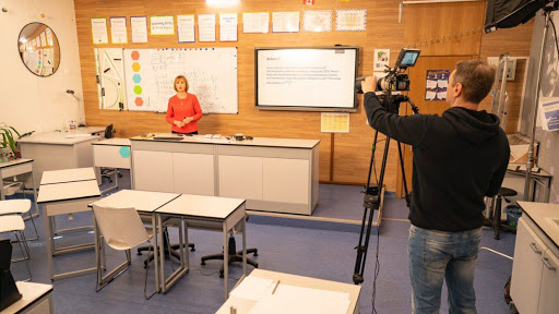 Стало известно, кто снимает и финансирует оскандалившиеся видеоуроки “Школы  онлайн”