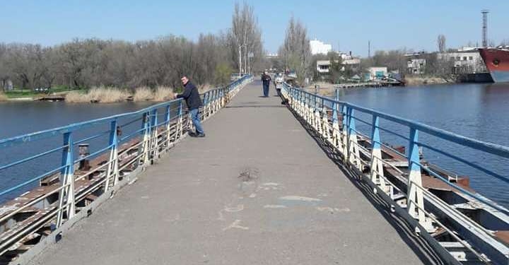 В Николаеве отремонтировали пешеходный понтонный мост, поврежденный ураганом «Юлия» (ФОТО)
