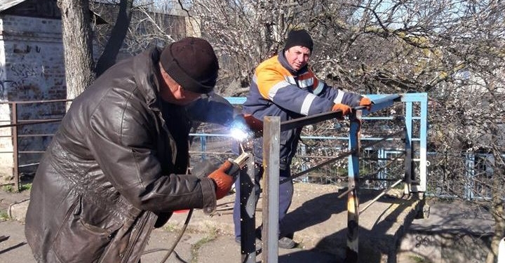 В Николаеве продолжили ремонт понтонного пешеходного моста – обещают открыть его к концу недели (ФОТО)