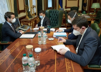 Зеленский хочет раздать деньги бедным украинцам и помочь Италии