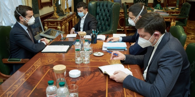 Зеленский хочет раздать деньги бедным украинцам и помочь Италии