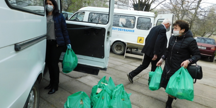 За время карантина николаевцам передали почти 5 тысяч продуктовых наборов (ФОТО)