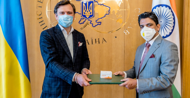 Индия передала Украине 30 тысяч таблеток антивирусного препарата