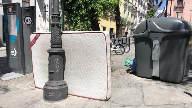 Испанцы начали массово выбрасывать матрасы