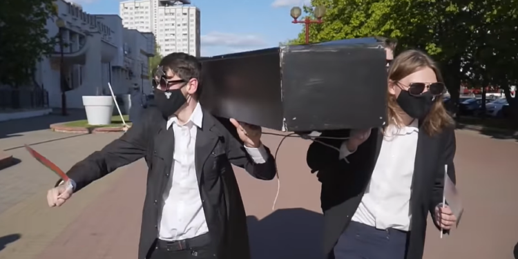 В Минске задержали активистов за танцы с «гробом» (ВИДЕО)