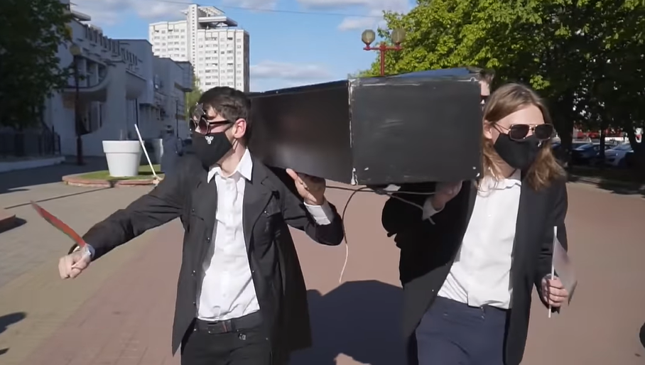 В Минске задержали активистов за танцы с «гробом» (ВИДЕО) 1