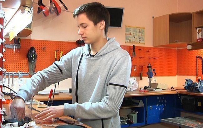 Одесские студенты на 3D-принтере печатают защитные щитки для врачей (ВИДЕО) 1