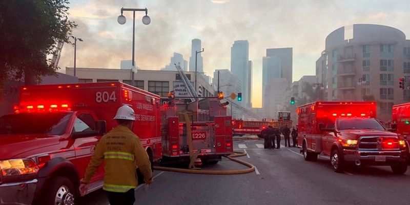 Взрыв и сильный пожар: во время ликвидации возгорания в Лос-Анджелесе были ранены 11 пожарных (ВИДЕО) 1