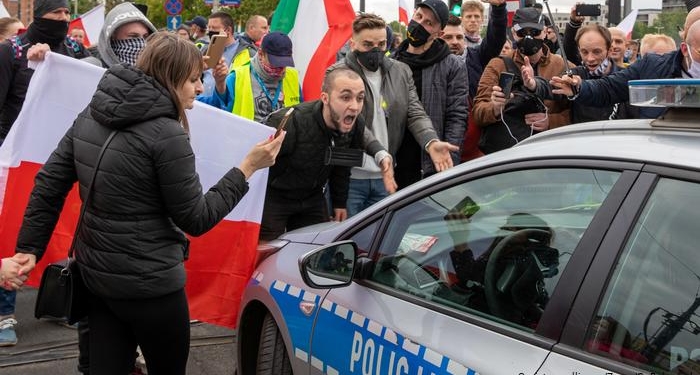 В столице Польши протестовали против карантина – полиция применила газ (ВИДЕО)