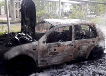 Подожгли. В Николаеве дотла сгорел Volkswagen Golf (ФОТО)