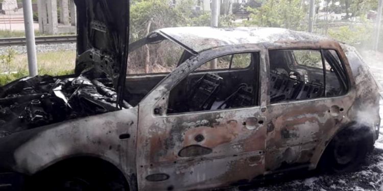 Подожгли. В Николаеве дотла сгорел Volkswagen Golf (ФОТО)