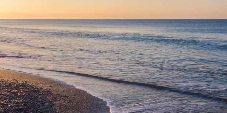 Сходить в душ перед походом на пляж и не пользоваться надувными кругами – в испанской Андалусии разработали правила посещения пляжей