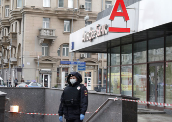 В Москве курьер по доставке еды захватил заложников в банке (ВИДЕО)