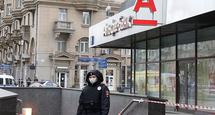 В Москве курьер по доставке еды захватил заложников в банке (ВИДЕО)