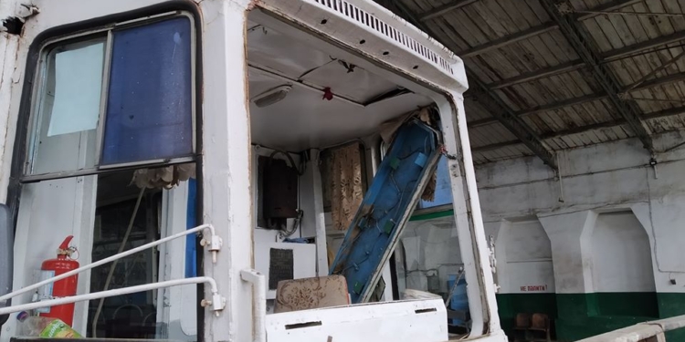 В Николаеве мужчина забросал камнями два трамвая и маршрутку – в одном трамвае разбито лобовое стекло (ФОТО)