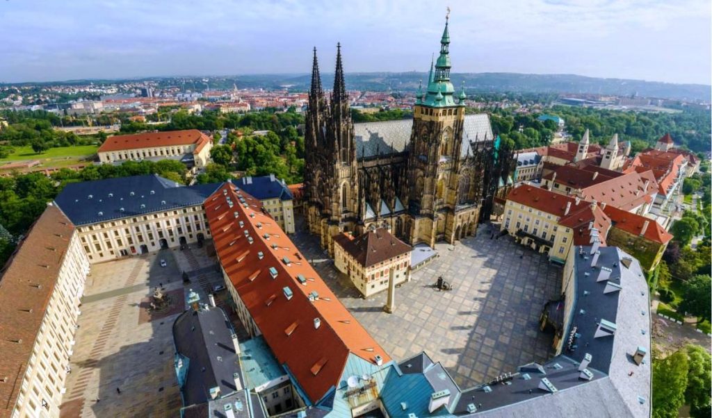 В Чехии снова открыт для посетителей Пражский Град 1
