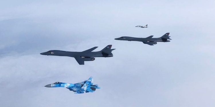 Американские стратегические бомбардировщики пролетели над Украиной (ФОТО)