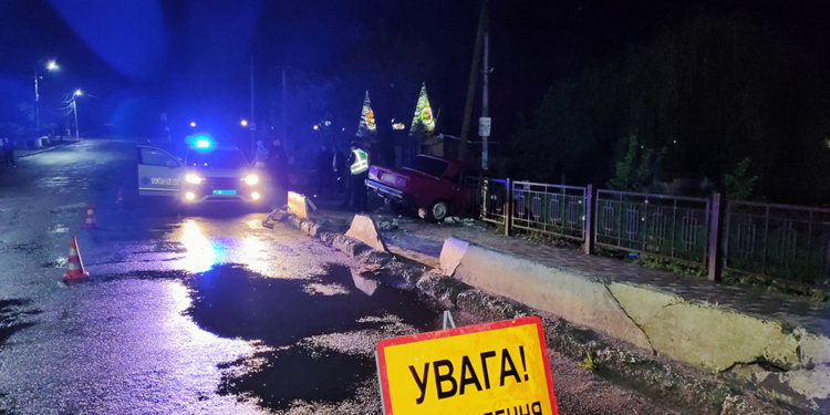 Ночное ДТП в Баштанке: «пятерка» «впилилась» в дорожное ограждение, вызволять авто пришлось спасателям (ФОТО)