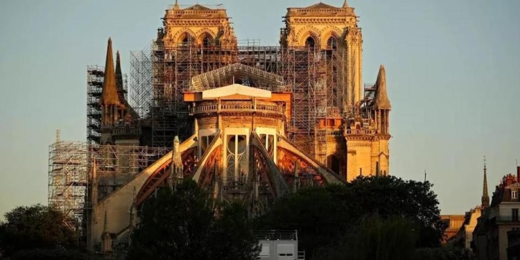 В Париже площадь перед собором Нотр-Дам тщательно обработали от свинца и открыли для доступа