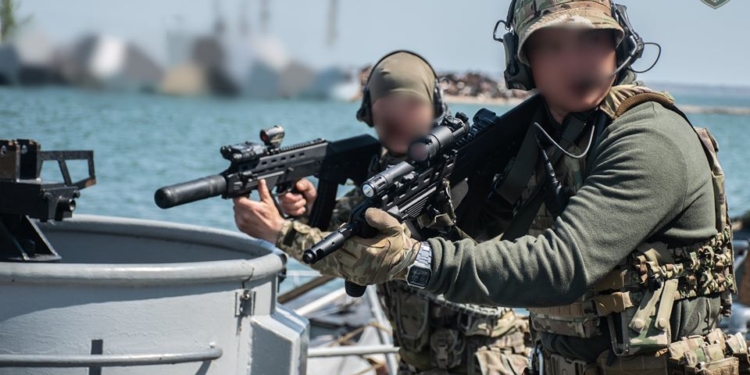 Очаковские «морские котики» отработали ближний бой на корабле (ФОТО)