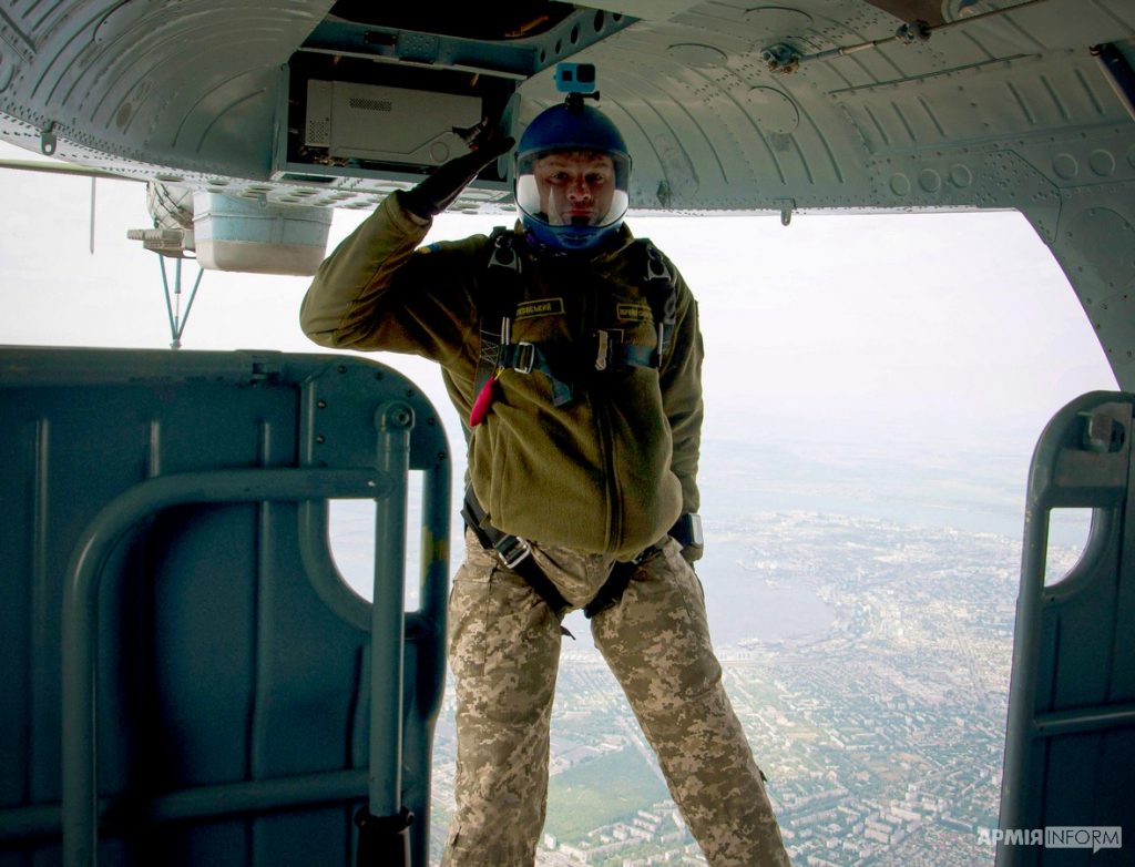 В Николаеве десантирование различной сложности отработали специалисты поисково-спасательных и парашютно-десантных служб (ФОТО) 19
