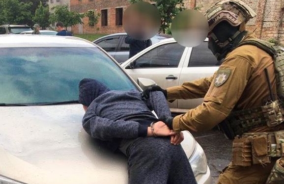 В Николаеве полиция задержала двух вымогателей, которые требовали с предпринимателя вымышленный долг в 50 тысяч (ФОТО)