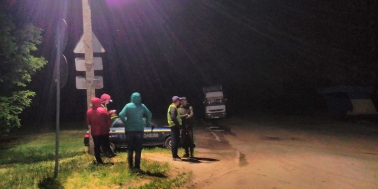 Жители Баштанки вторые  сутки патрулируют трассу Н-11 в городе, чтобы не дать большегрузным фурам раздавить дамбу (ВИДЕО)