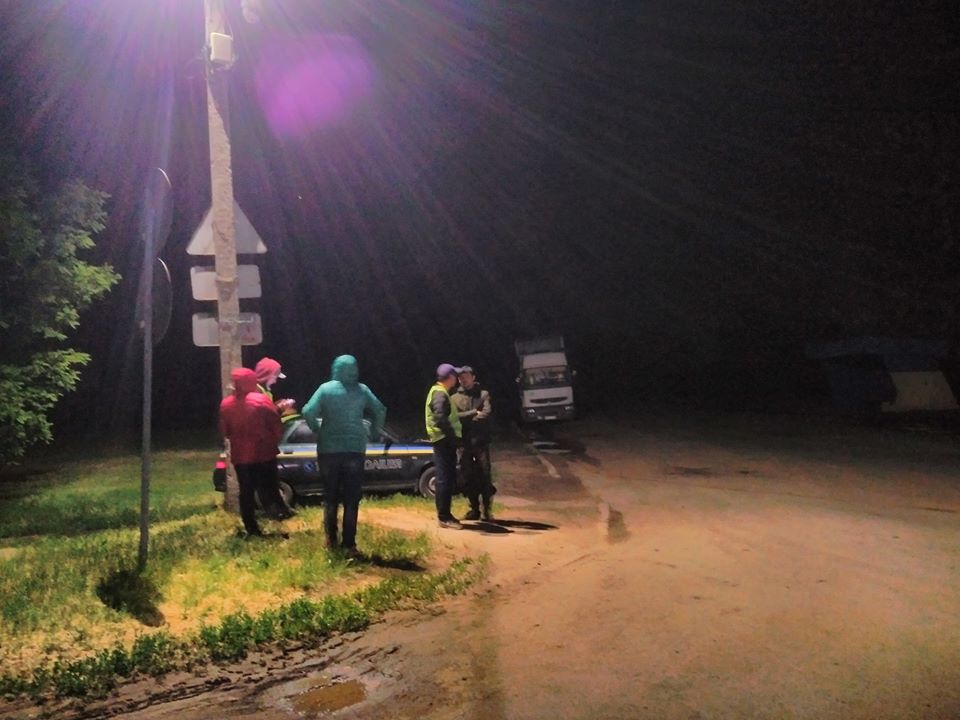 Жители Баштанки вторые сутки патрулируют трассу Н-11 в городе, чтобы не дать большегрузным фурам раздавить дамбу (ВИДЕО) 1